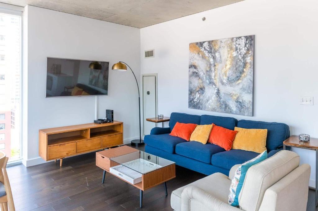 Downtown Chicago Apartment | 2B 2BA Executive Glass Apartment with Balcony & Wi-Fi