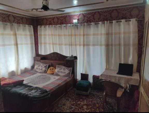 Srinagar House | 3 KMS TO DAL LAKE 2BR IN A RESIDENTIAL HOME
