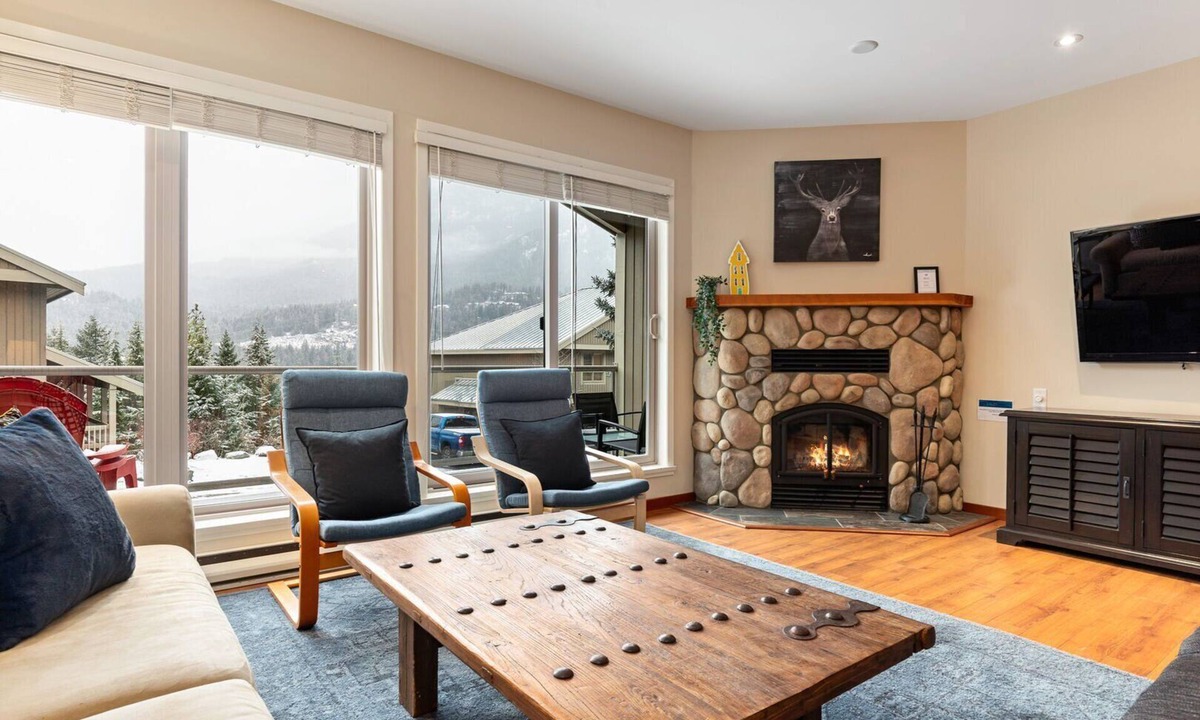 Blueberry Hill House | 4BR Spacious Townhome w/Lake & Mtn View | Gourmet Kitchen | Double Garage | Balcony