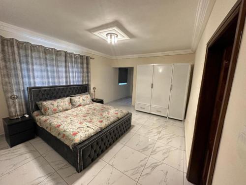 Freetown House | After 5 Apartment 1- 3 spacious en-suite bedrooms