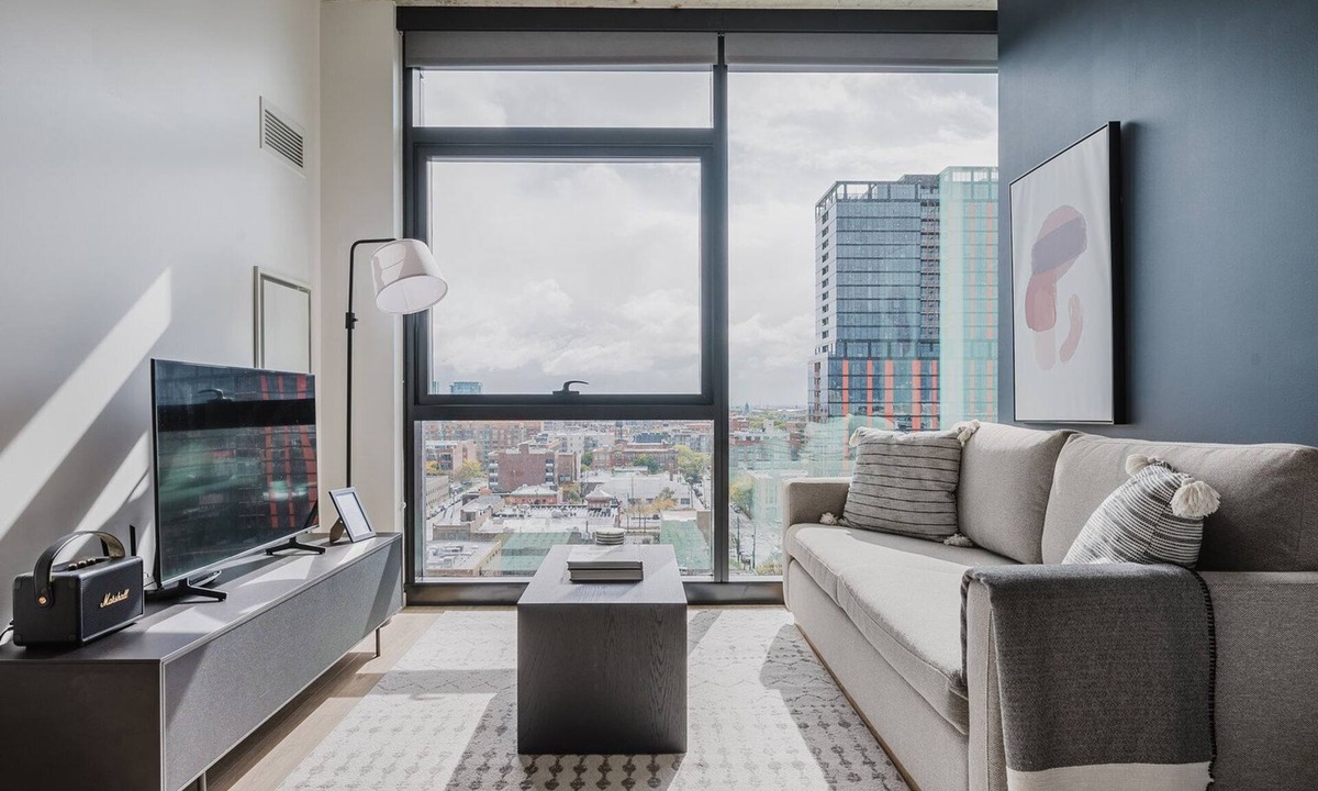 West Loop Apartment | Amazing W Loop 1BR w/Spa, W/D, Gym, Biz Center & A/C, by Blueground