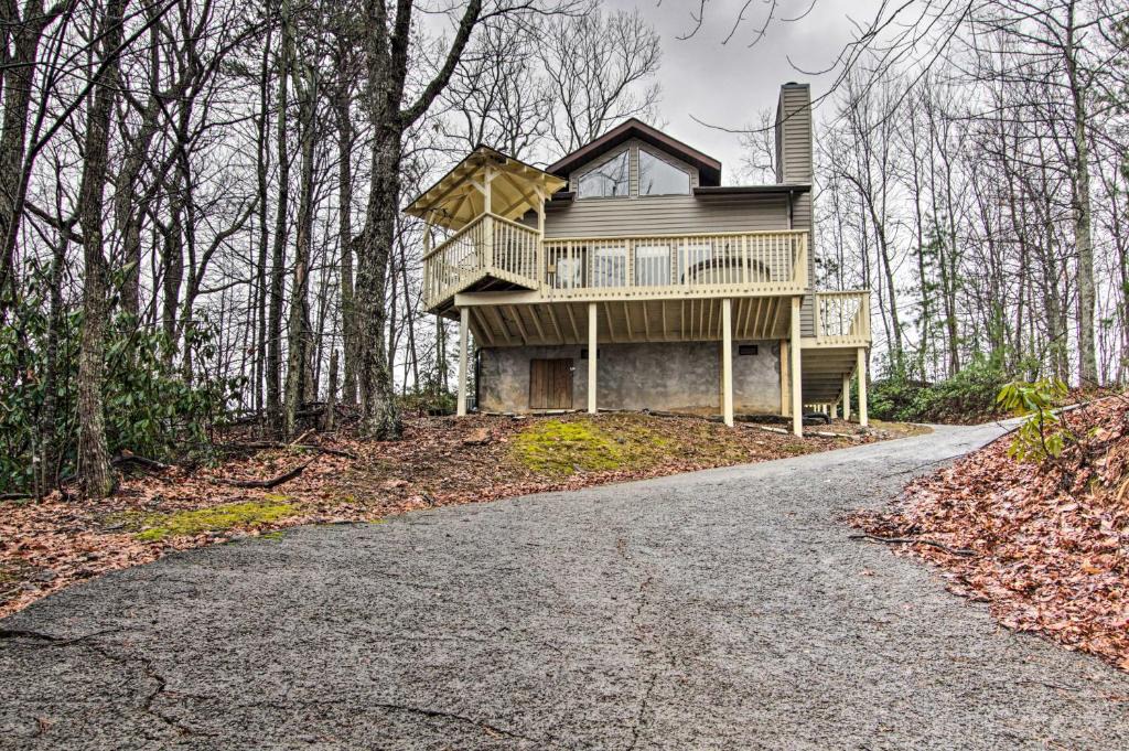 Chalet Village House | Cozy Gatlinburg Hideaway with Hot Tub and Air Hockey