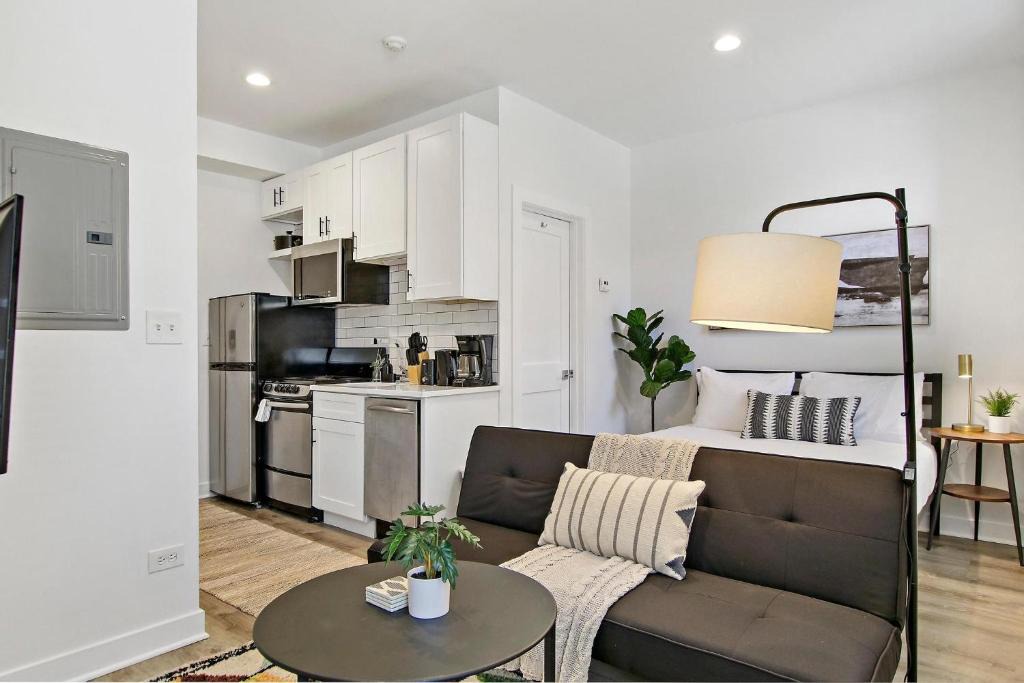 Buena Park Apartment | Cozy Studio Apt with In-Unit Laundry and Wi-Fi! - Montrose 111
