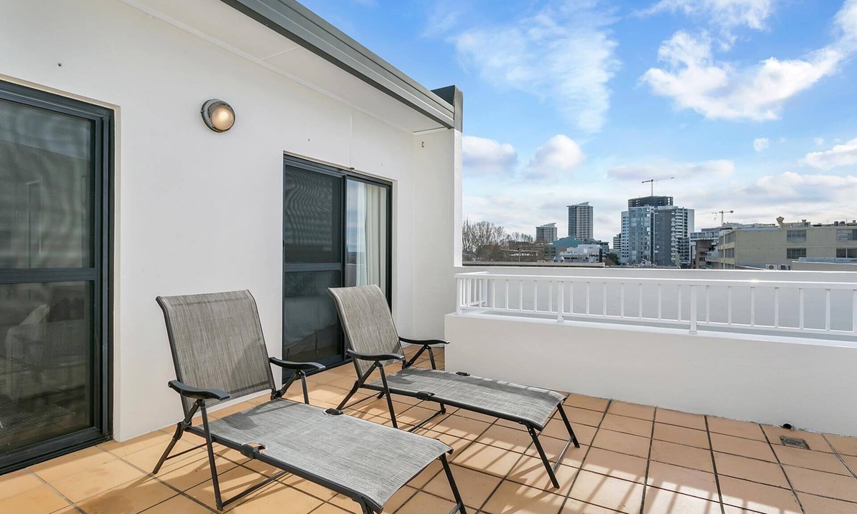 Crows Nest Apartment | Crows Nest- SANT4 - Pacific Hwy - Sunny 1BR with Huge Private Deck in Central Crows Nest Location