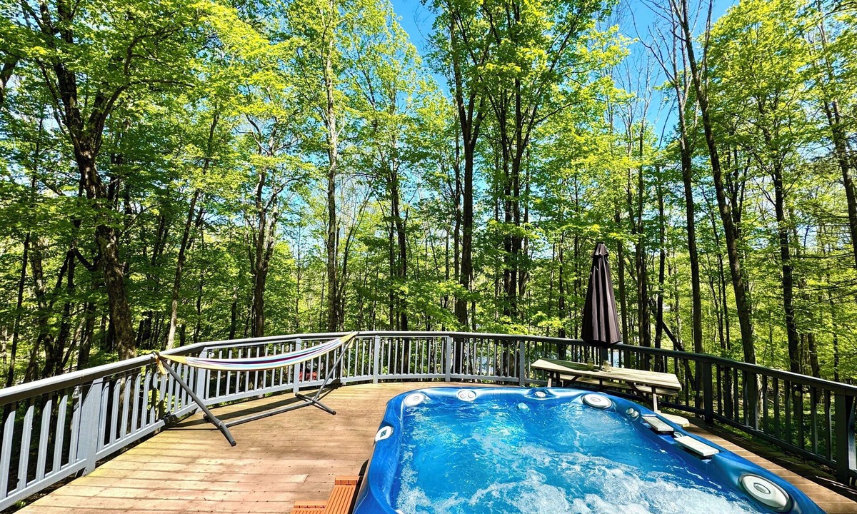 Jeffersonville Cottage | Fireplace, Hot Tub, Sauna– Adventure & Charming Towns!
