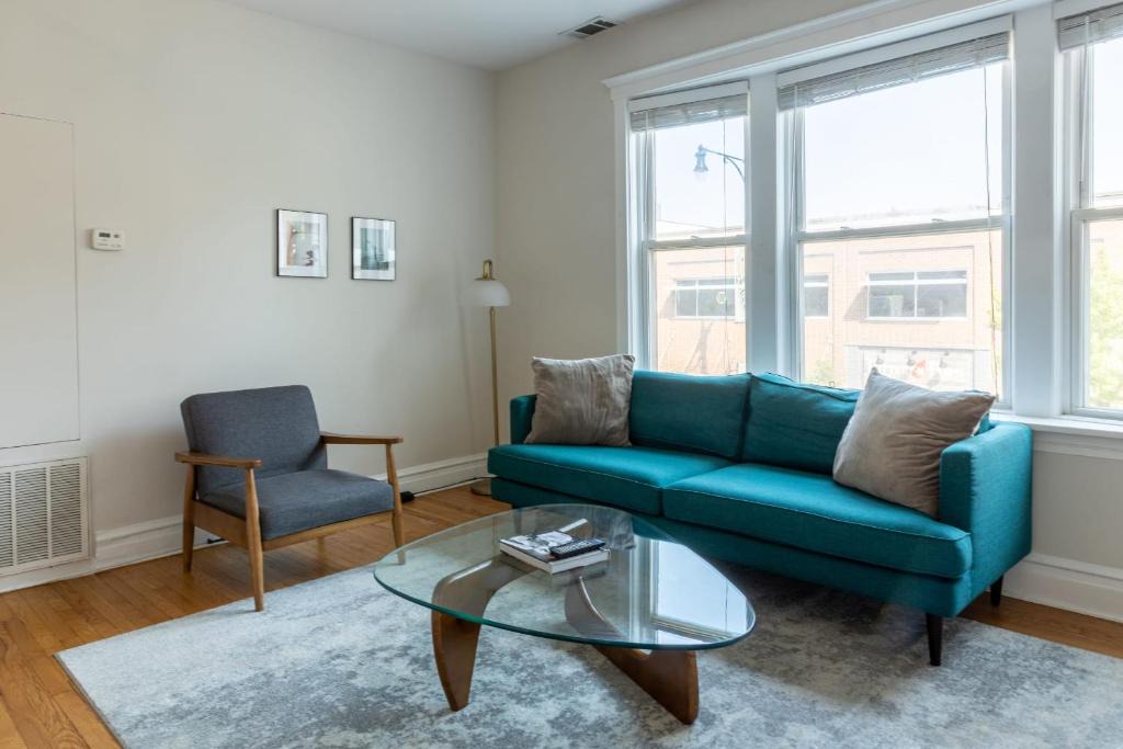 Roscoe Village Apartment | FRONTDESK Modern 2 BR Apt with Lake View