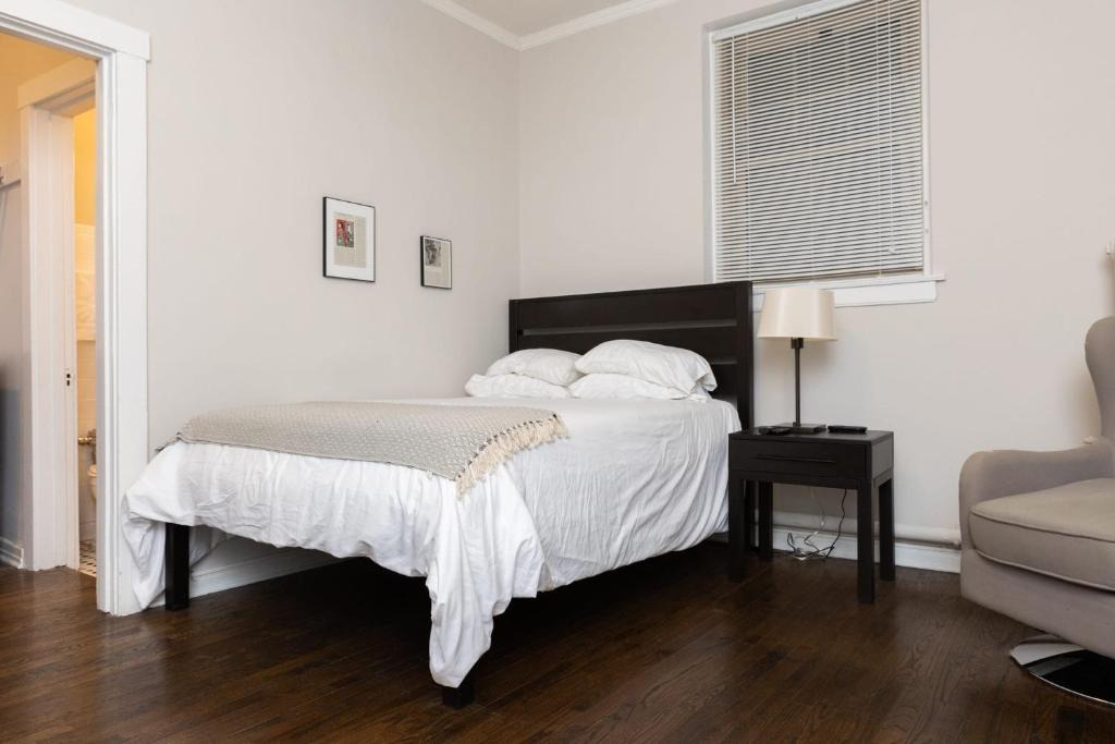 Hyde Park Apartment | FRONTDESK Open Studio Apt near Promontory Point