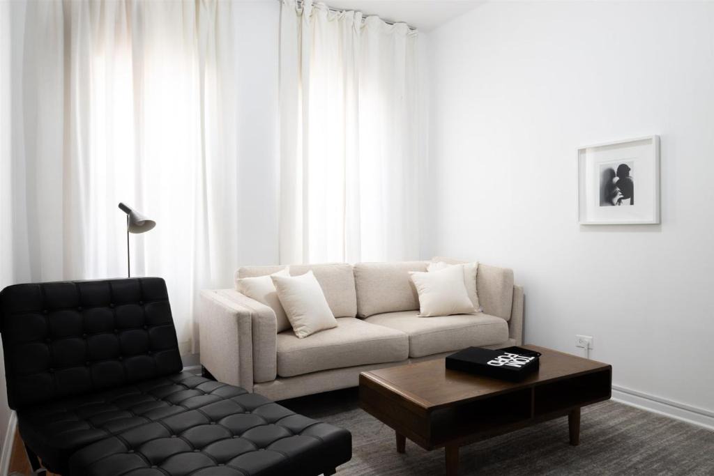 Noble Square Apartment | FRONTDESK Updated 1BR Apt in River West