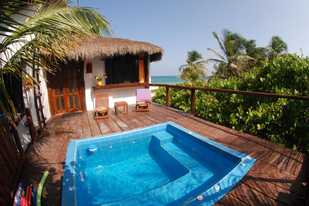 Zona Hotelera Apartment | Gorgeous Beach Front Studio with shared Small Pool