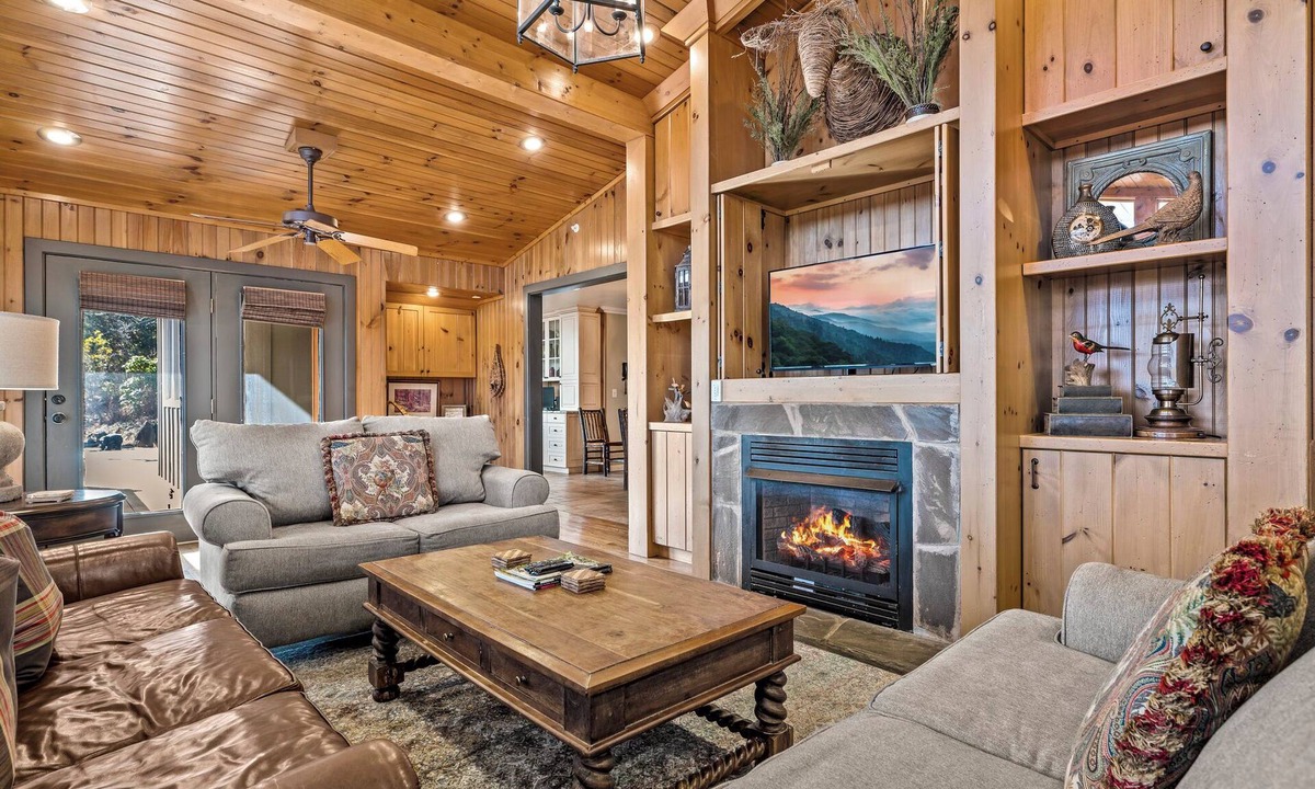 Chalet Village Cabin | LargeGroups EPIC view HotTub FirePit Theater 7 king, 3 bunks SMM
