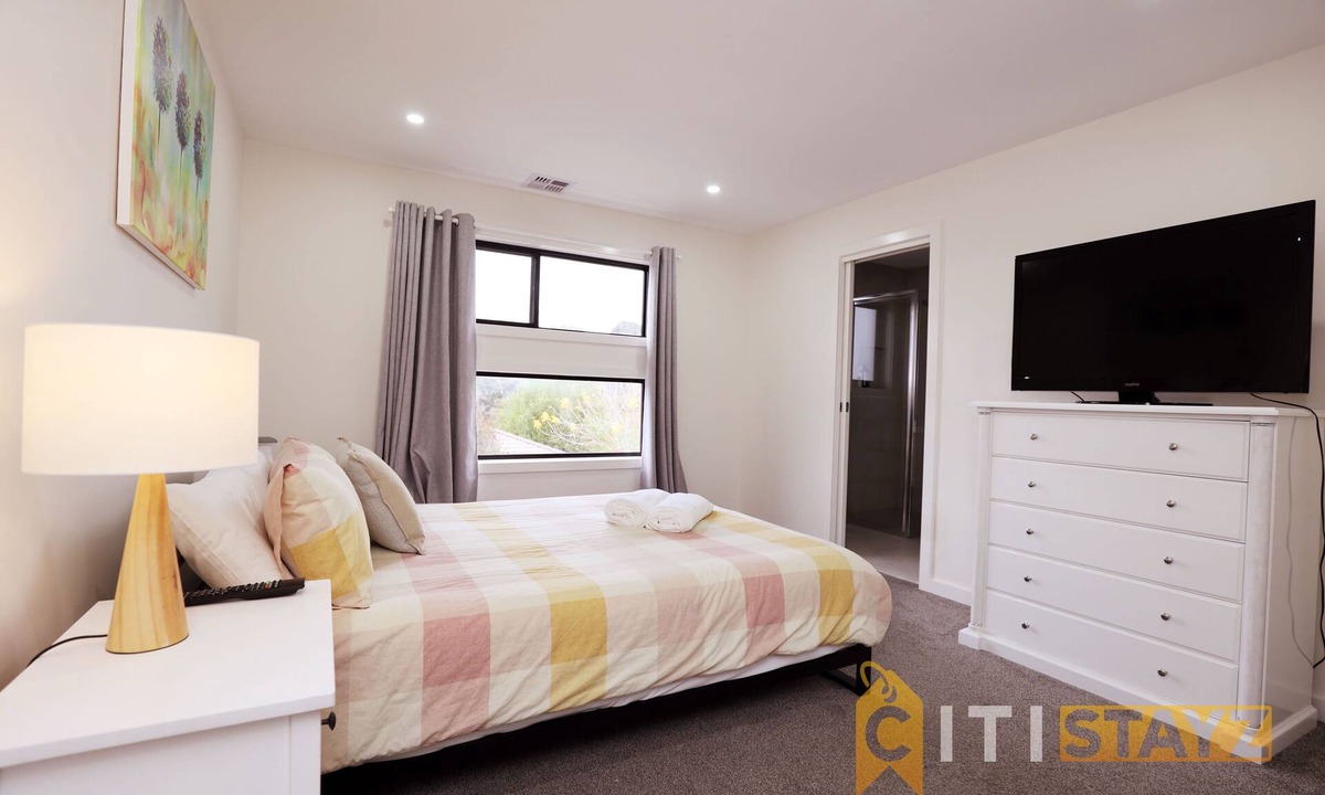 Lyons House | Lavish in Lyons - 3bd 2bth spacious & modern home