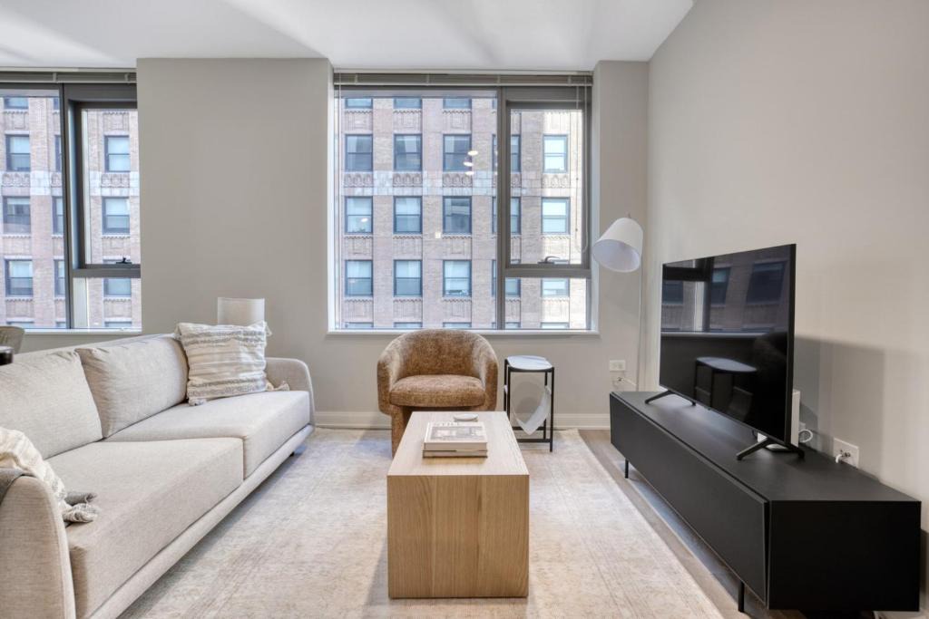 Downtown Chicago Apartment | Loop 1BR w gym pool lounge 1 block from L CHI-700