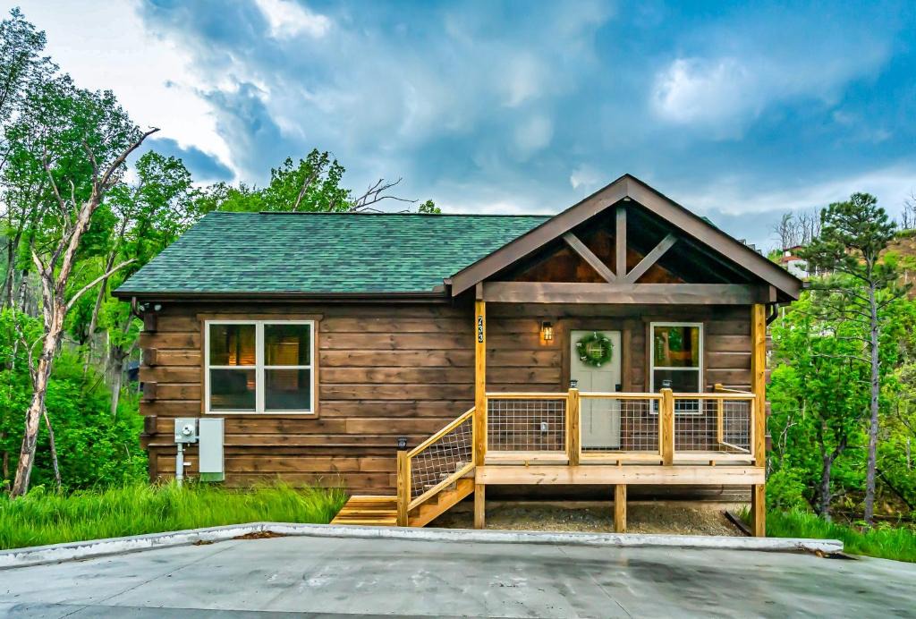Chalet Village North House | Modern Mountain Cabin! Hot Tub! Near Downtown!