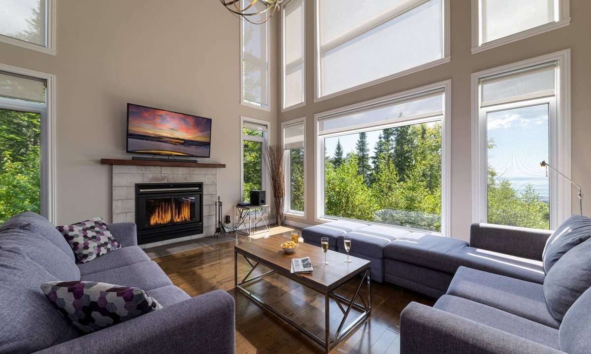 Petite-Riviere-Saint-Francois Ski Chalet | Phoenix 75: River view, Spa and Pool Table