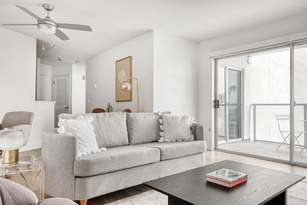 South Redondo Apartment | Redondo Beach 1BR w Pool Gym WD nr Beach LAX-613