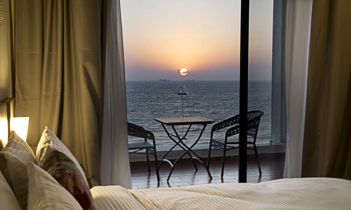 Freetown Bed & Breakfast | Sierra Palms Resort