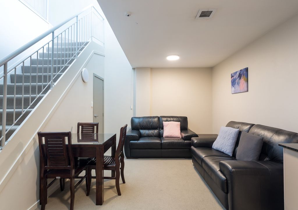 Newton Apartment | Spread your wings in this spacious pad w carpark