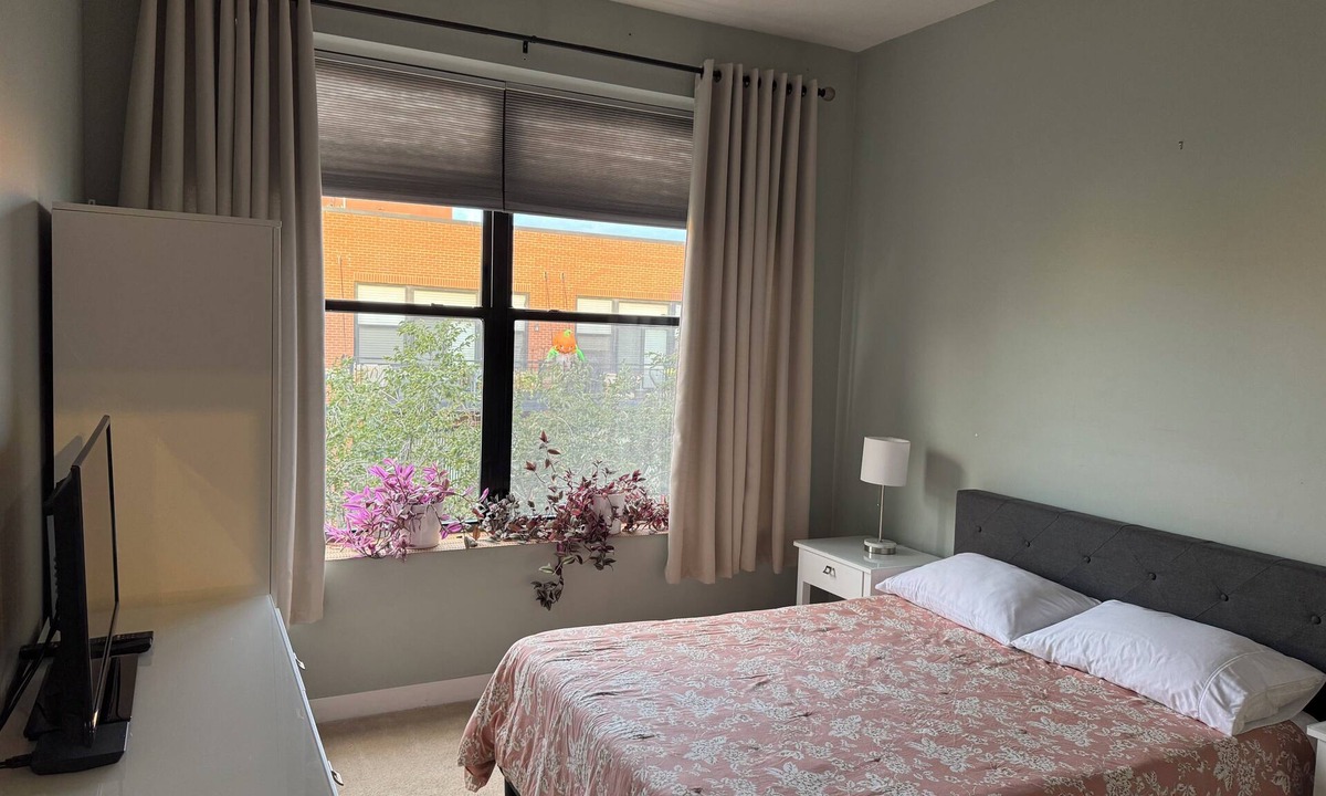 Near West Side Condo | Sunlit Room+Bath in Chicago Condo near United Center, West Loop, & Med District