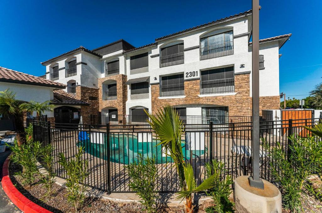 Tempe Apartment | Tempe Studio One bedroom w pool, jacuzzi, gym perfect location PETS ALLOWED