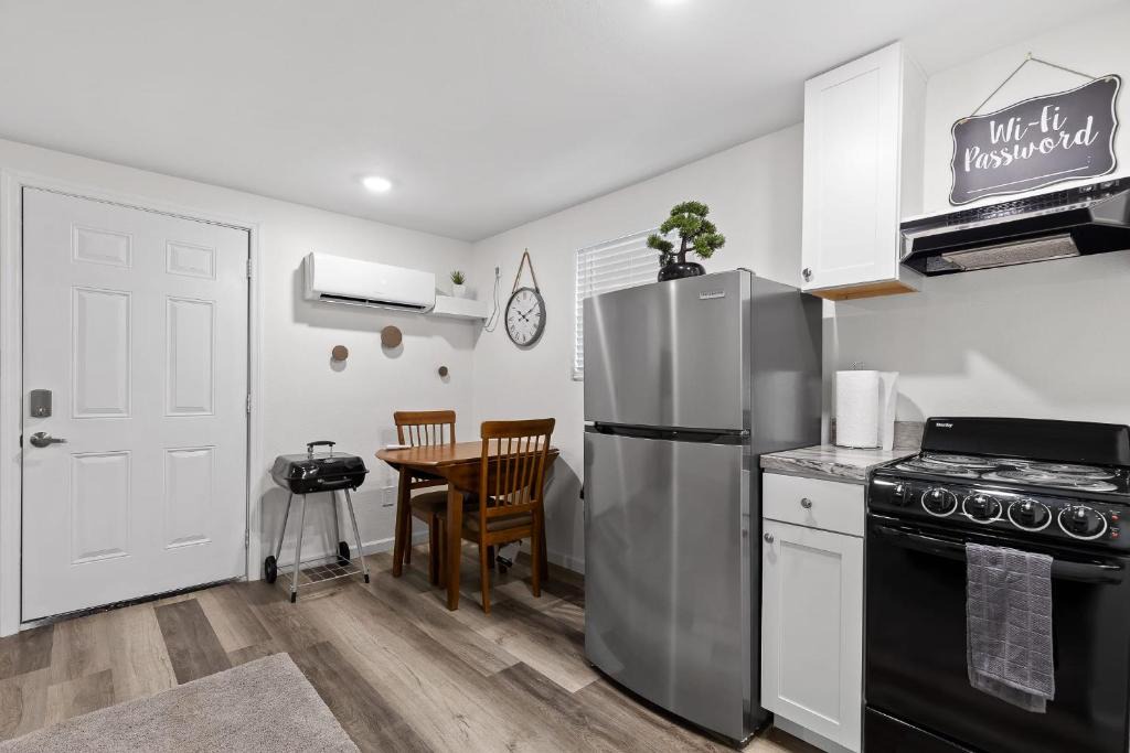 East Ridge Apartment | The Laurel Lounge - Apt 1