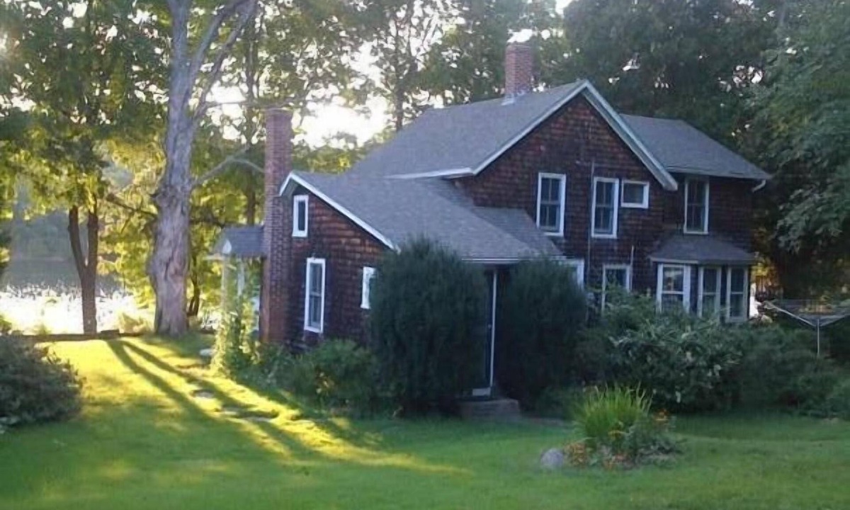 Waterford Cottage | Waterfront! Charming 4BR Cottage on the Niantic River!