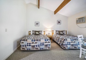 105 Two Queen Bed Standard Hotel Room 1st floor w/outdoor heated pool
