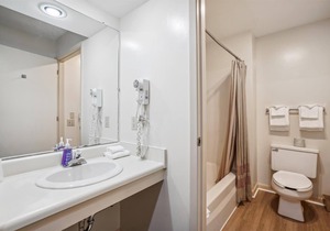 105 Two Queen Bed Standard Hotel Room 1st floor w/outdoor heated pool