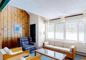 2-Story Golf Course Front Condo w/Gas Fireplace, Shared Pool, Hot Tub, Game Room