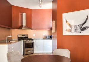 858 2N - BEAUTIFULLY remodeled flat downtown