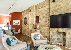 858 2N - BEAUTIFULLY remodeled flat downtown