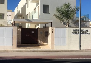 bajo con jardín B4 - Three Bedroom Apartment, Sleeps 6
