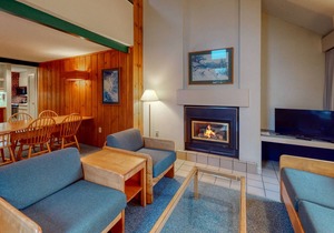 Comfortable Getaway Near Skiing W/ Golf On-Site, Shared Pool & Full Kitchen!