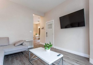 Contemporary 2BR Flat Right Next to Wrigley Field & Transit ❤️ Cubs!