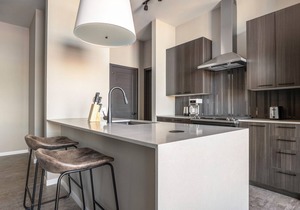 Cozy West Loop 1BR w/Pool, Gym, nr. Restaurant Row, by Blueground