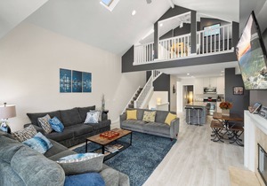 Dramatic Wrigley Loft +PRIVATE Rooftop, Center of Wrigley, Ranked GUEST FAVORITE
