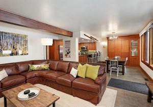 Fifth Avenue Unit 8, Condo with Extra Murphy Bed + Access to Pool & Hot Tub