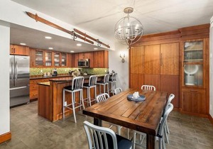 Fifth Avenue Unit 8, Condo with Extra Murphy Bed + Access to Pool & Hot Tub