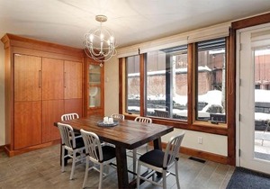 Fifth Avenue Unit 8, Condo with Extra Murphy Bed + Access to Pool & Hot Tub