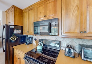 Gorgeous Home with Free WiFi, Electric Fireplace, & Shared Pool/Hot Tub