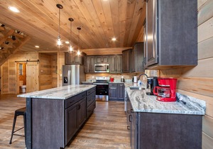 Newly Built Modern 3 BR w/WiFi, Hot Tub, Community Pool and Close to Downtown