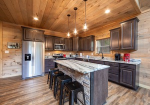Newly Built Modern 3 BR w/WiFi, Hot Tub, Community Pool and Close to Downtown