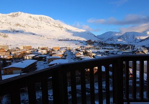 Spacious 3-Room Apartment for 6 with Balcony and Parking - Near Slopes and Shops, Alpe d'Huez