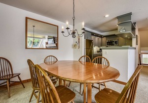 Sunrise Timberline C1 Ski to/from. Totally renovated, new kitchen and bathrooms, fabulous sports center with indoor heated pool and summer outdoor heated pool, racquet sports etc.