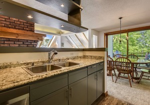 Sunrise Timberline C1 Ski to/from. Totally renovated, new kitchen and bathrooms, fabulous sports center with indoor heated pool and summer outdoor heated pool, racquet sports etc.