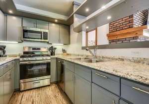 Sunrise Timberline C1 Ski to/from. Totally renovated, new kitchen and bathrooms, fabulous sports center with indoor heated pool and summer outdoor heated pool, racquet sports etc.