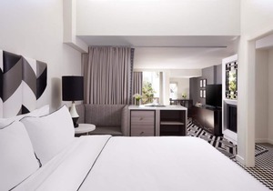 Three Luxurious Suites Close to Madame Tussauds Hollywood! Heated Pool, Balcony!