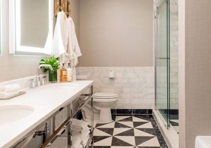 Three Luxurious Suites Close to Madame Tussauds Hollywood! Heated Pool, Balcony!