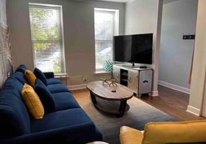 Trendy West Town Flat - 2 bed/1.5 bath w parking