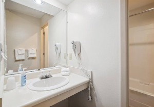 Two Queen Bed Standard Hotel Room w/outdoor heated pool 204
