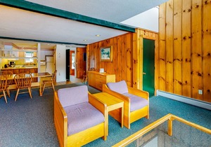 Village Green Condo - Shared Pool, Hot Tub & Tennis, High-Speed WiFi & Fireplace